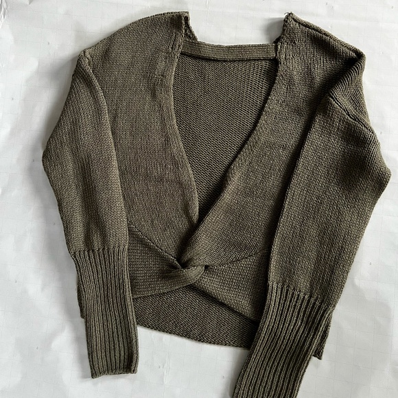Francesca’s Twist Back Long Sleeve Sweater – Olive Green – Size XS - Picture 2 of 3